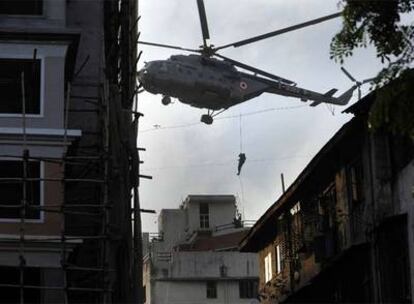 Un miembro de los comandos especiales del Ejército indio se descuelga de un helicóptero durante una operación en la zona de Nariman.