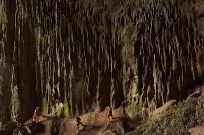 Cascada mineral en en unas cuevas vietnamitas.