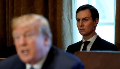 El asesor de la Casa Blanca Jared Kushner está sentado detrás del presidente estadounidense durante una reunión de gabinete en la Casa Blanca, el pasado 1 de noviembre. Kevin Lamarque: "El papel de Jared Kushner ha sufrido una serie de cambios. Comenzó como un asesor de alto perfil, pero a medida que ha pasado el tiempo y han surgido las cuestiones que lo rodean, se ha convertido en una figura de fondo".