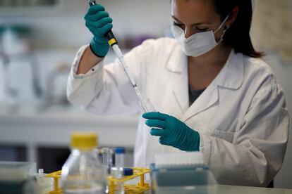 Una investigadora, en julio en un laboratorio de París.