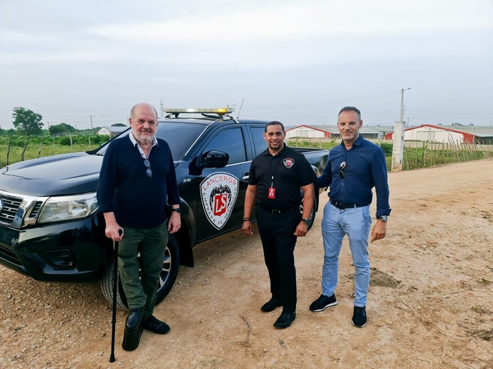 El líder de España 2000, José Luis Roberto (izquierda), y el exinspector Ricardo Ferris (derecha), flanquean a un empleado de la filial en República Dominicana de la empresa de seguridad del ultra en una imagen sin datar.