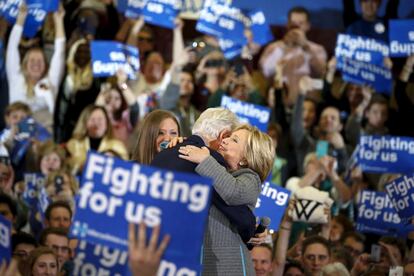 Hillary Clinton abraza a su marido, el expresidente de los Estados Unidos, Bill Clinton, junto a su hija Chelsea, durante un acto de campaña en Des Moines, en el Estado de Iowa, el 31 de enero de 2016.