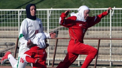 Niloufar Ardalan (izquierda), en un amistoso en Teher&aacute;n. 