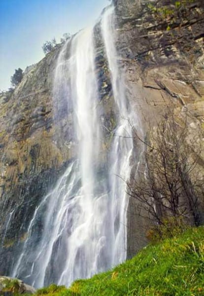 Cascada en el nacimiento del río Asón, Cantabria.