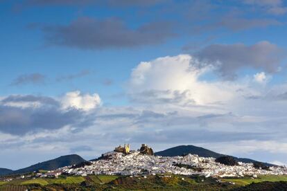 El pueblo blanco de Olvera (Cádiz), desde la vía verde de la Sierra.