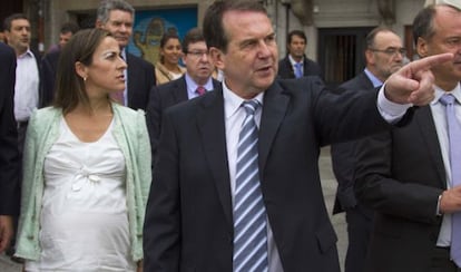 Ethel Vázquez, el pasado lunes con el alcalde y el rector de Vigo