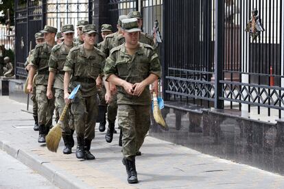 Soldados rusos junto al centro de mando de Rostov del Don, este domingo.