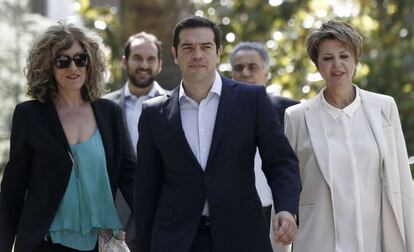 Tsipras amb dues de les seves noves ministres.