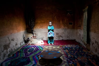 Las mujeres y niñas de zonas rurales aisladas, como el alto Atlas marroquí, son uno de los colectivos de la sociedad más vulnerables. Suponen el 41,6% de la población del país, según un informe de UN Women, es decir, unos 16,4 millones. 
Aisha, de cuatro años, aún no está escolarizada a pesar de que en su aldea acaban de abrir un centro de educación primaria. Sus padres no quieren que vaya porque lo consideran una pérdida de tiempo. Su madre la quiere en casa para que la ayude en las tareas domésticas. 