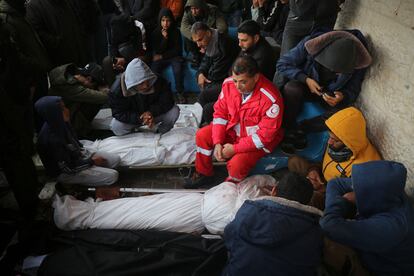 Un sanitario de la Media Luna Roja palestina se lamentaba durante un funeral celebrado en Deir al Balah, en el centro de la franja de Gaza, este jueves. 