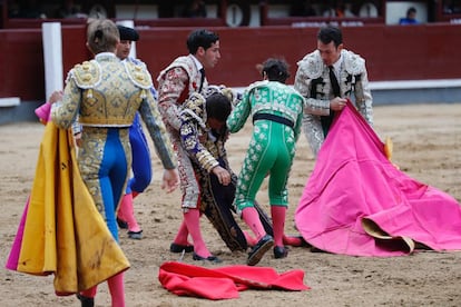 David Galv&aacute;n es atendido por su cuadrilla tras la cogida en su primer toro.