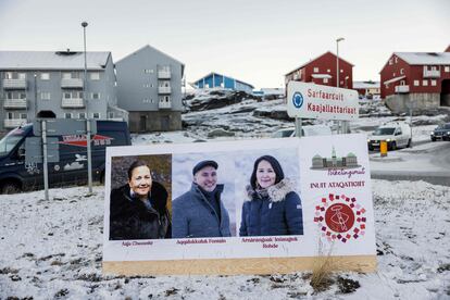 Un cartel electoral de una formación política groenlandesa partidaria del bloque de izquierdas, este martes en Nuuk, la capital del territorio autónomo.