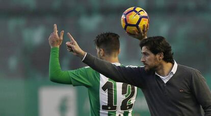 V&iacute;ctor S&aacute;nchez del Amo, entrenador del Betis, hace una indicaci&oacute;n durante el partido de la pasada jornada frente al Sporting.