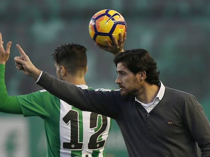 V&iacute;ctor S&aacute;nchez del Amo, entrenador del Betis, hace una indicaci&oacute;n durante el partido de la pasada jornada frente al Sporting.