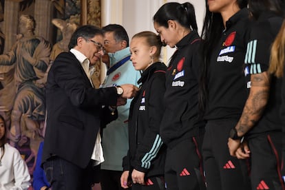 Gustavo Petro y jugadoras de la selección colombiana de fútbol