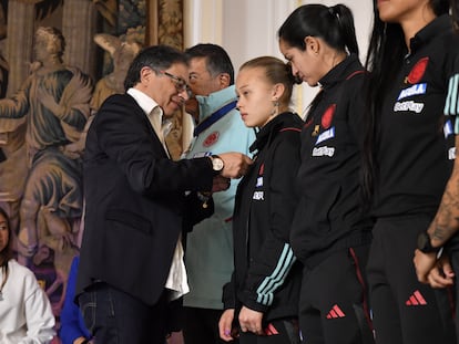 Gustavo Petro durante la condecoración de las jugadoras de la selección Colombia femenina de fútbol, en la Casa de Nariño, el 16 de agosto de 2023.
