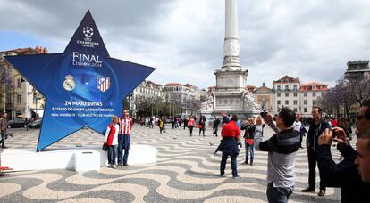 Foto de recuerdo para los aficionados madrileños que se han acercado a Lisboa para seguir la final de la Liga de Campeones.