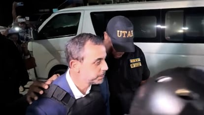 Antonio Espaillat es escoltado a la cárcel de los juzgados de Ciudad Nueva, este viernes.