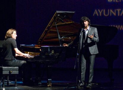 Dorantes y Arcángel en el momento de su actuación de anoche en la presentación en Madrid de la Bienal de Flamenco de Sevilla