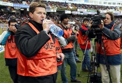 Piterman, acreditado como fotógrafo, ayer junto al banquillo del Valladolid.