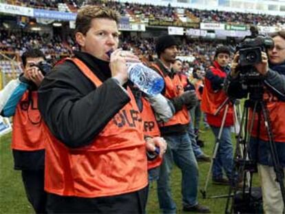 Piterman, acreditado como fotógrafo, ayer junto al banquillo del Valladolid.