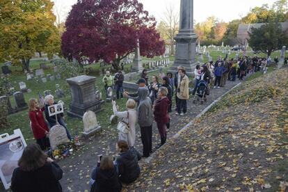 Una multitud espera en fila para visitar la tumba de la líder sufragista, Susan B. Anthony, durante el día de las elecciones en Estados Unidos, en el cementerio Mount Hope en Rochester, Nueva York (EE.UU).