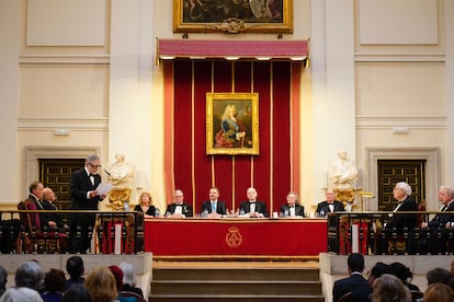 Jaume Plensa lee su discurso durante el acto de ingreso en la Real Academia de Bellas Artes de San Fernando, en una imagen cedida por la Academia.