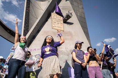 Mujeres gritan consignas de apoyo a la marcha en las avenidas Juárez y Reforma. 