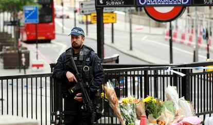 Un polic&iacute;a patrulla en el lugar del ataque terrorista