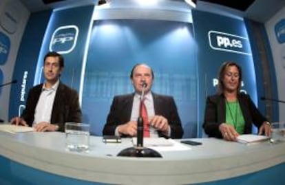 El portavoz de Economía y Competitividad del Grupo Parlamentario Popular, Vicente Martínez-Pujalte (c), la portavoz de Hacienda y Administraciones Públicas del GPP, Ana Madrazo, y el portavoz de Presupuestos del GPP, Antonio Gallego, durante la rueda de prensa ofrecida sobre los Presupuestos para 2014.