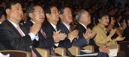 La presidenta surcoreana, Park Geun-hye (dcha),asiste a una ceremonia que conmemora el Día de la Industria y del Comercio en Seúl.