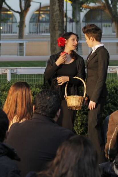 La celebración incluyó dos obras de Microteatro. En la foto, María Ordóñez y María Morales viven un peculiar romance en 'Dos claveles'