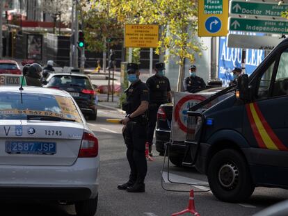 Control de policía en una calle de Madrid el sábado, primer día de restricciones en la capital.