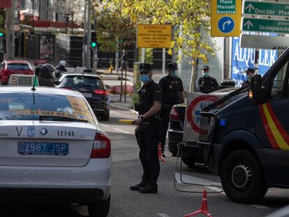 Control de policía en una calle de Madrid el sábado, primer día de restricciones en la capital.