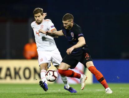 Íñigo Martínez y Ante Rebic disputan el balón.