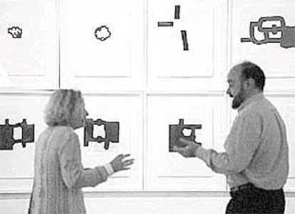 Unos visitantes en la exposición de obra gráfica de Chillida.