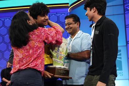 Dev Shah, junto a su familia, tras ganar la final del National Spelling Bee, el jueves en National Harbor (Maryland).
