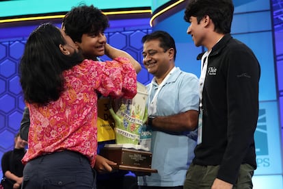 Dev Shah, junto a su familia, tras ganar la final del National Spelling Bee, el jueves en National Harbor (Maryland).
