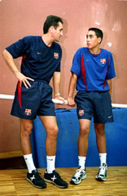 Valero Rivera y su hijo, en el Palau Blaugrana.