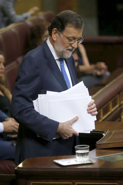 El presidente del Gobierno en funciones, Mariano Rajoy, se dispone a abandonar el estrado tras pronunciar su discurso de investidura.