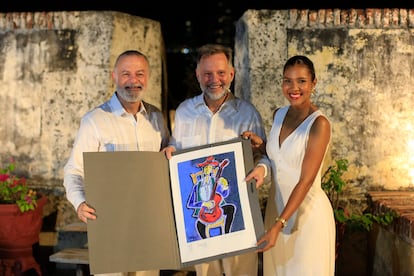 El director corporativo de Iberia, Juan Cierco (centro), Jesús González Meteos y Angie Goez posan este lunes, en Cartagena (Colombia).