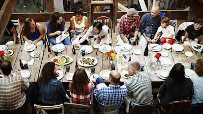 Un grupo de amigos y familiares cenando.