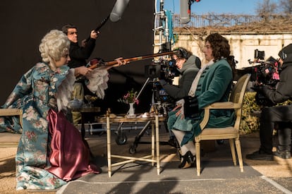 Alicia Armenteros y Carlos Scholz, como Luisa de Orleans y Luis I, en un momento del rodaje de 'La vida breve' en una imagen cedida por Movistar Plus+.

