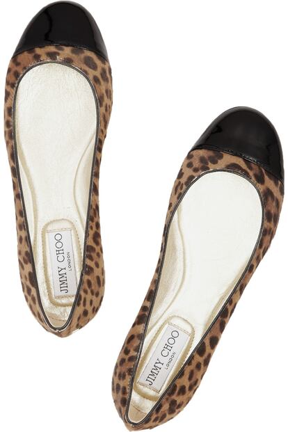 Print animal: este modelo combina el estampado leopardo con puntera en charol negra. Es de Jimmy Choo y su precio es de 380 euros.