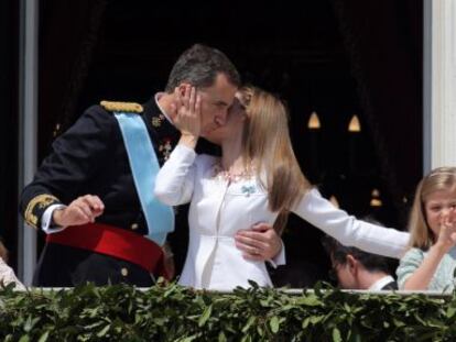 The new king and queen of Spain with their two daughters on the balcony of the Royal Palace. 