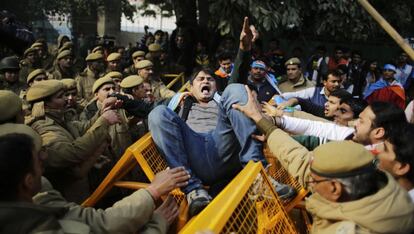 Un manifestante grita durante los enfrentamientos con las fuerzas de seguridad, el viernes en Nueva Delhi.