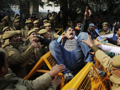 Un manifestante grita durante los enfrentamientos con las fuerzas de seguridad, el viernes en Nueva Delhi.