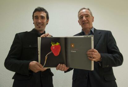 Eneko Atxa (izquierda) y el gerente del Hospital de Galdakao-Usansolo, Santiago Rabanal, ayer con un ejemplar del libro de recetas saludables.