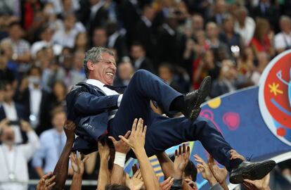 Los jugadores de Portugal mantean a su técnico, Fernando Santos.