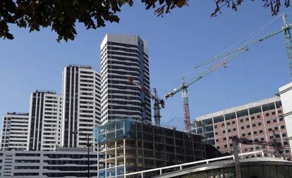 Un edificio en construcción junto a viviendas residenciales en Bilbao. 